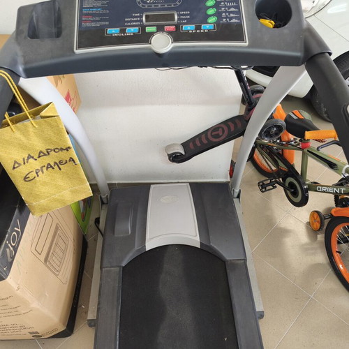 Strength Treadmill like new with 3 HP motor and 4 automatic programs