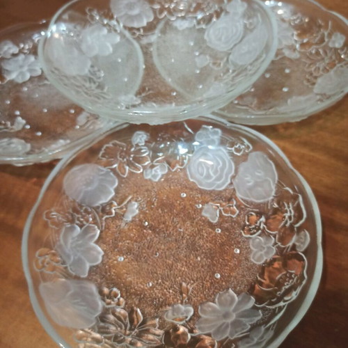 Serving plates like new, set of 4 with embossed floral design