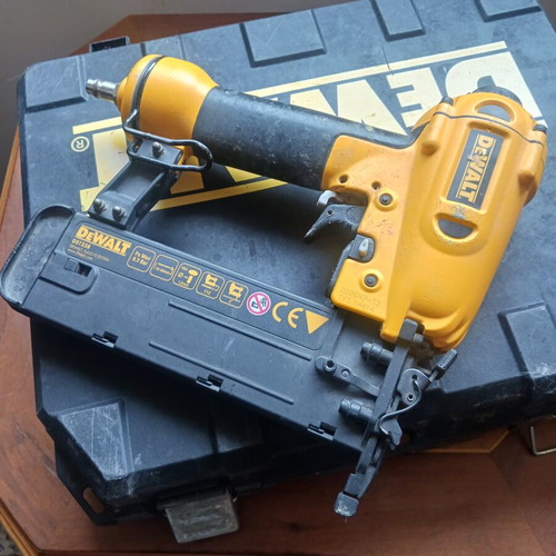 Dewalt D51238 pneumatic nail gun like new, 16–50mm