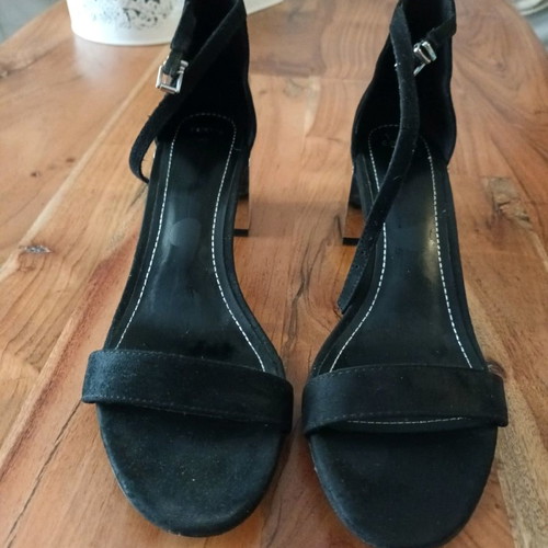 Black sandals used with low heel in silver color size 40