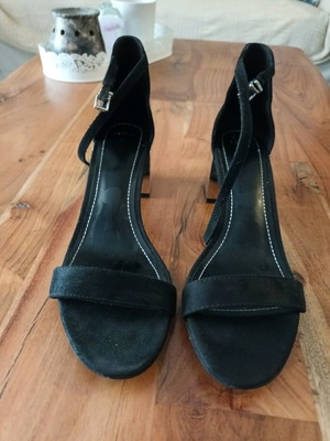 Black sandals used with low heel in silver color size 40