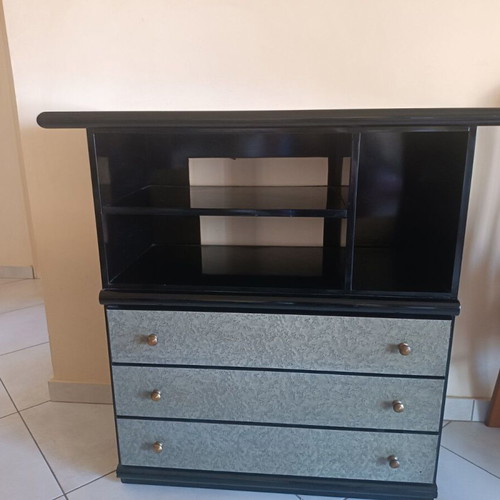 Retro wooden chest of drawers with 3 spacious drawers