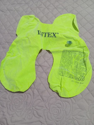 Travel Pillow Intex frog design like new, velour weave