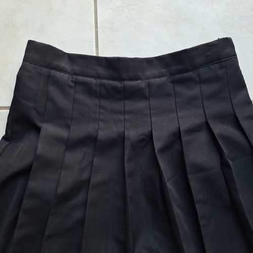 Shein mini pleated skirt like new, black, size L