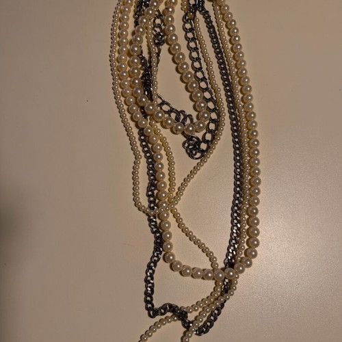 Women's necklace with pearls and chains like new, white and silver