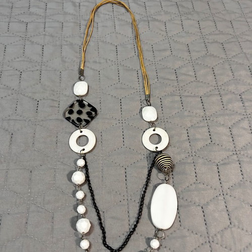 Black and white necklace like new