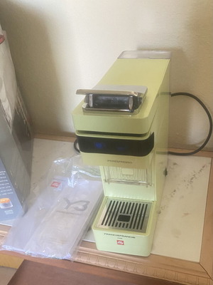 Illy Iperespresso Y3A coffee machine
