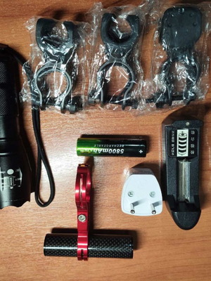 Σετ εξοπλισμού outdoor ποδηλάτου σαν καινούργιο με 2 φακούς LED και βάσεις