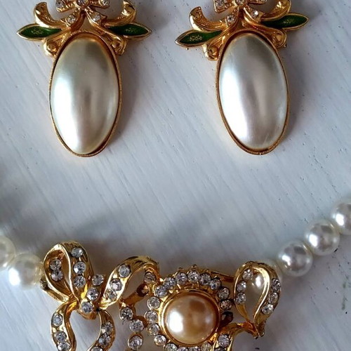 Necklace and earrings set with white pearls like new