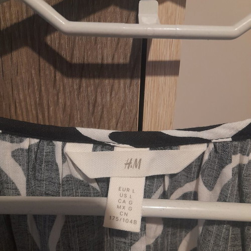 H&M women's black and white blouse Large like new, 55% viscose 45% cotton