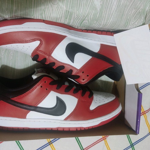 Nike SB Dunk Low Pro Chicago new, size 45, black and red