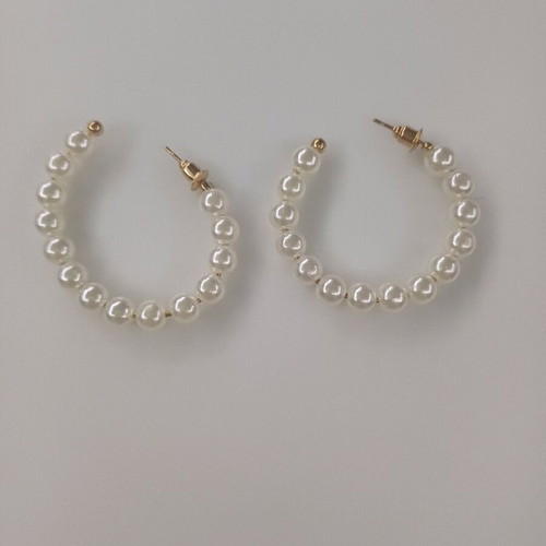 Pearl earrings new, white