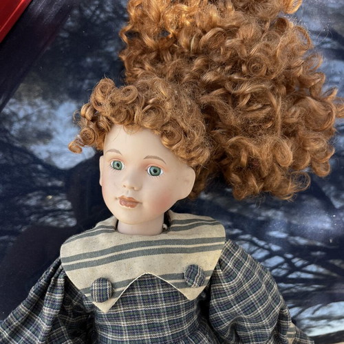Samlardocka porcelain doll like new