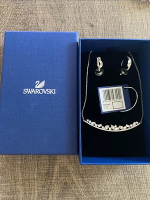Swarovski necklace and hoop earrings set like new, silver