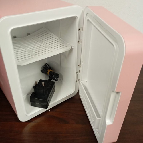 Mini beauty fridge 4 liter like new