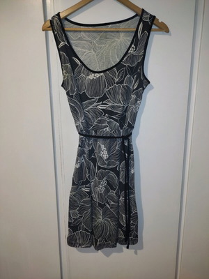 Black and white dress with flowers size medium like new