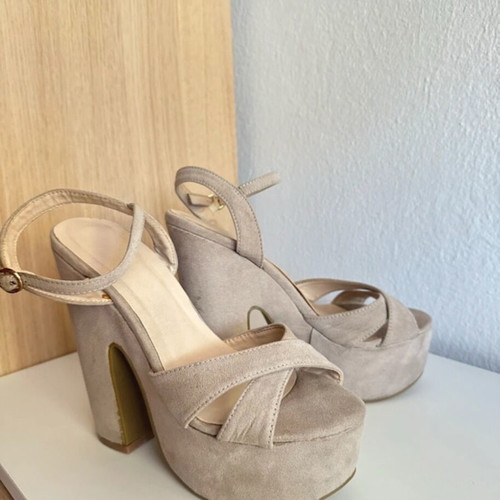 Beige suede high-heeled sandals used with thick 14cm heel and 5cm platform