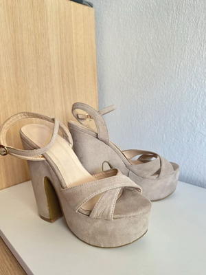 Beige suede high-heeled sandals used with thick 14cm heel and 5cm platform