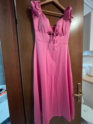 Pink satin dress like new, fitted and feminine