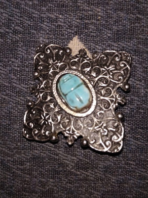 Silver carved brooch like new with turquoise mineral