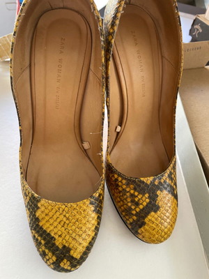 Zara leather women's pumps size 37, yellow snake effect