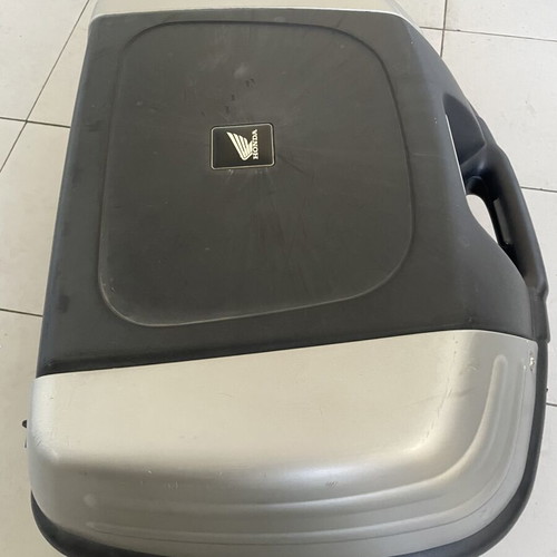 Honda motorcycle top case 50 lt used, fits two helmets