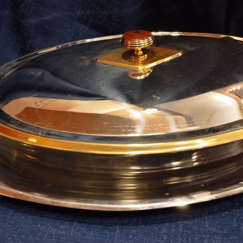 Heat-resistant serving dish used with base and lid