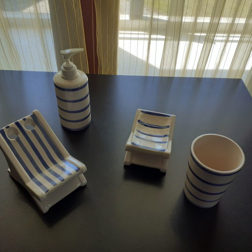 Bathroom accessories set like new, 4 pieces