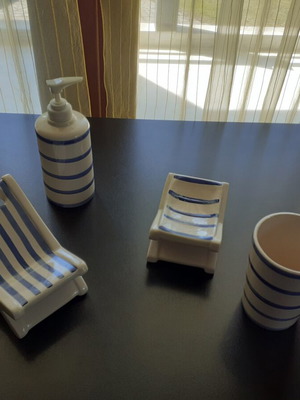 Bathroom accessories set like new, 4 pieces