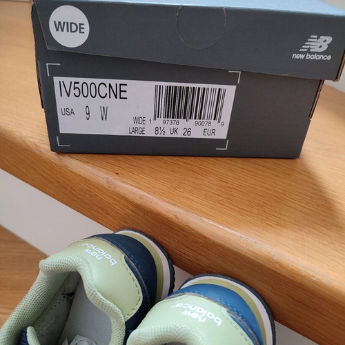 New Balance boy sneakers size 26 like new, blue and green