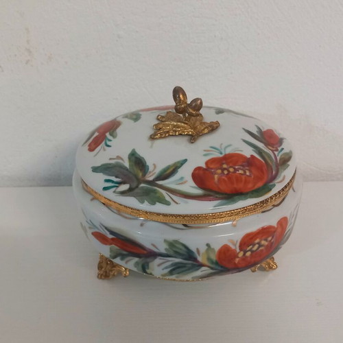 Porcelain box used with gold details and floral decoration