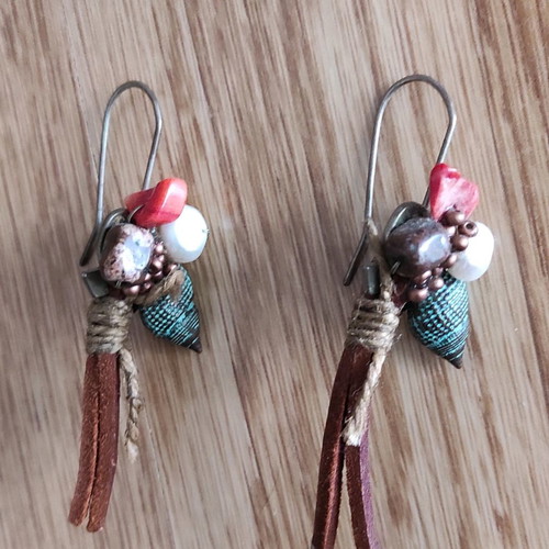 Handmade earrings used with stones, shell and leather