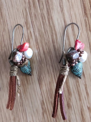 Handmade earrings used with stones, shell and leather