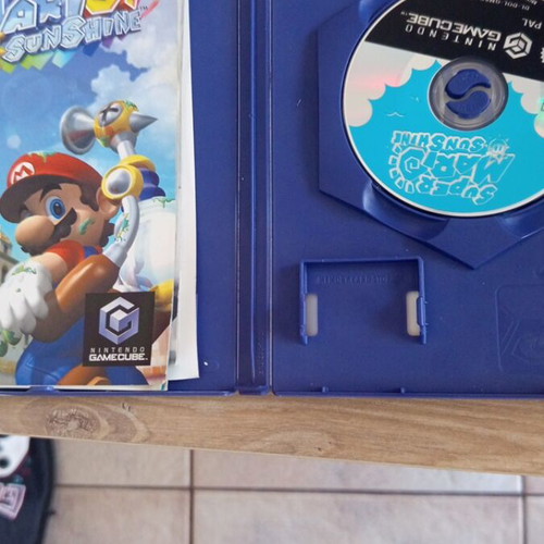 Super Mario Sunshine Nintendo GameCube game used, box damaged