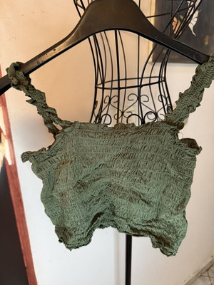 Χακί crop top μεταχειρισμένο με ελαστική εφαρμογή και τιράντες με βολάν