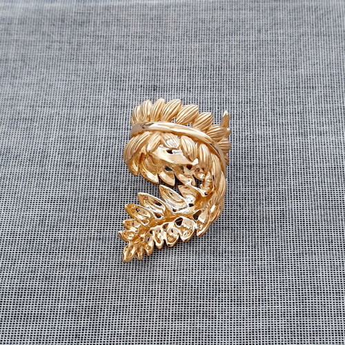 Gold ring with white crystals new, gift pouch