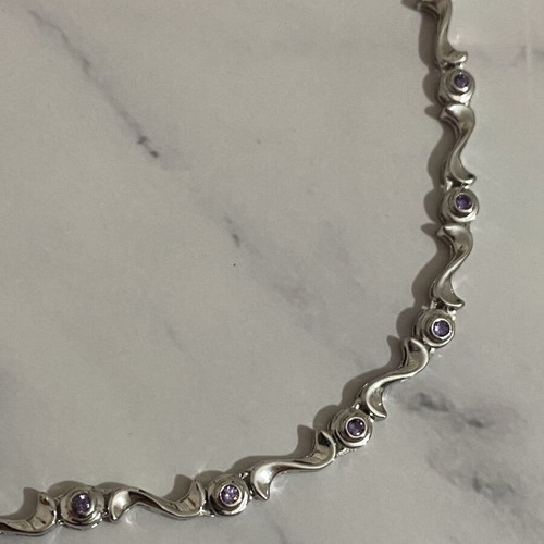 Necklace with purple rhinestones like new, 40 cm