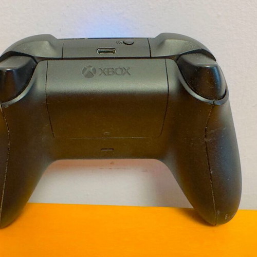 Xbox One controller with genuine battery