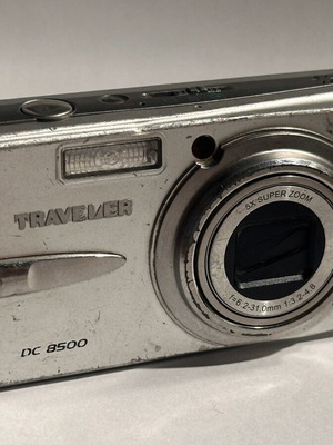Traveler DC 8500 compact digital camera for parts