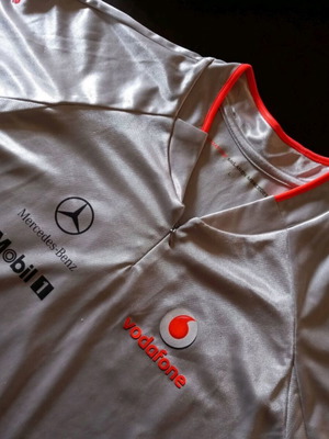 Mercedes McLaren F1 Racing Team εμβληματική ασημί μπλούζα μέγεθος L σαν καινούργιο