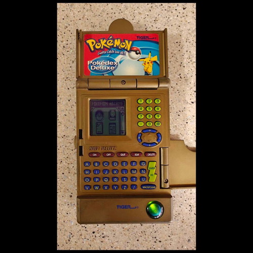 Tiger Electronics Pokémon Pokedex Deluxe Gold 2001 like new