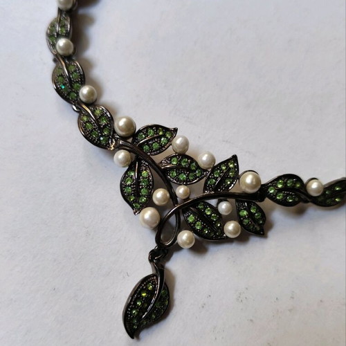Retro style necklace with pearls like new