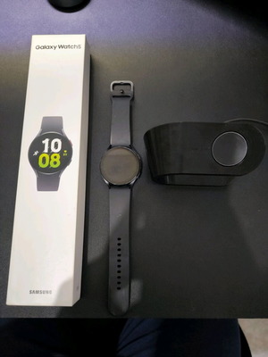 Samsung Galaxy Watch 5 употребяван с кутия и зарядна станция