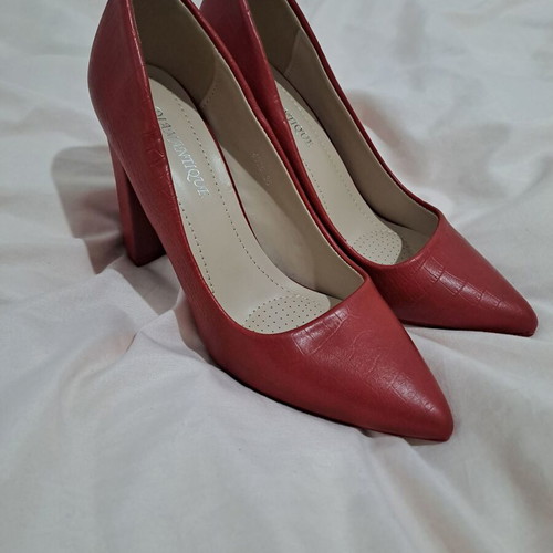 Red pumps size 36 with embossed croco texture, Diamantique, like new