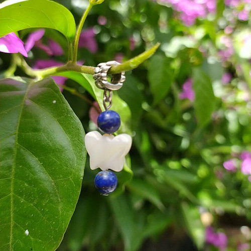 Pendant with mother-of-pearl and lapis lazuli used