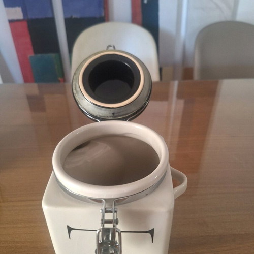 Tea storage container like new with metal clasp and spoon
