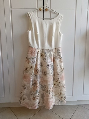 Dress sleeveless with V-neck, floral pastel design, like new, size M 38
