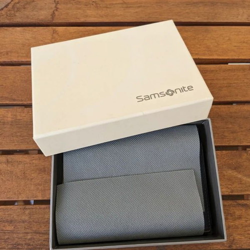 Samsonite Cordova leather wallet like new, black