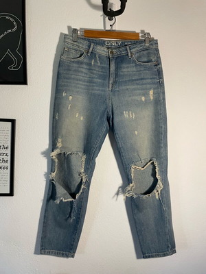 Only denim jeans used, size W28 L32, blue with rips