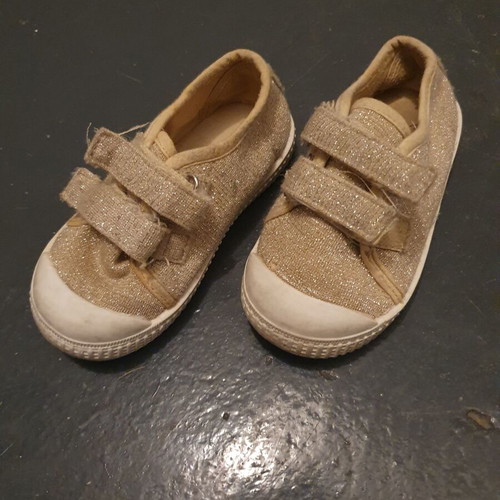 Children's athletic shoes used, size 23, gold